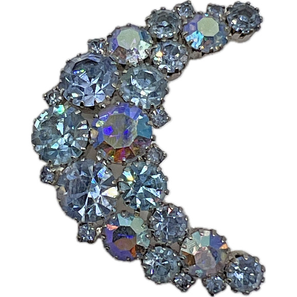 Vtg Gorgeous Sparkling KARU ARKE Shades Of Blue AB 1/4 Moon Shaped Brooch Pin - Picture 1 of 7